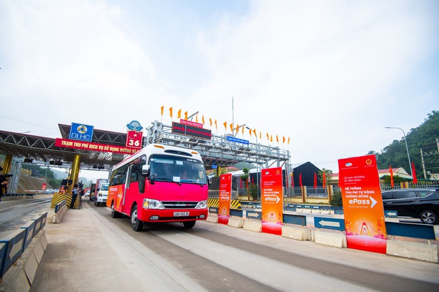 xe chay qua tram e pass