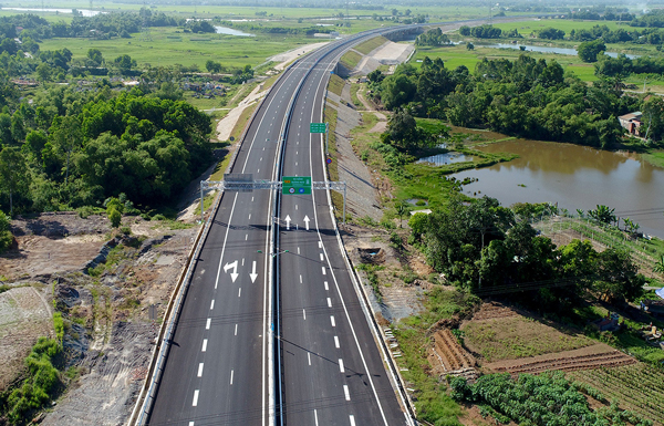 Cao tốc Tam Kỳ nối liền 3 tỉnh thành là thành phố Đà Nẵng, tỉnh Quảng Nam và Quảng Ngãi