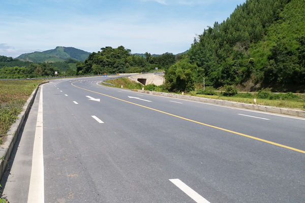 Đường Thái Nguyên – Chợ Mới dài 40 km, được xây dựng theo tiêu chuẩn tiền cao tốc