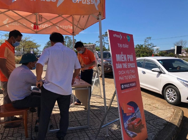 Chủ phương tiện cá nhân có thể đăng ký dán thẻ ePass ngay tại điểm dịch vụ lưu động trên đoạn đường di chuyển