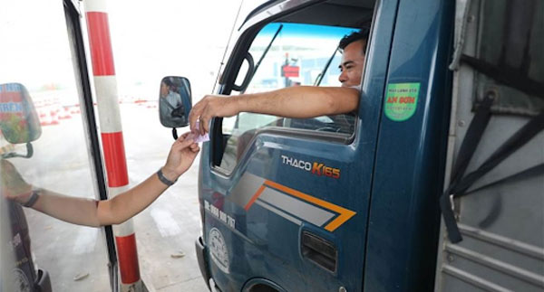 Hình thức thu phí thủ công một dừng đòi hỏi giao dịch trực tiếp giữa chủ phương tiện và nhân viên soát vé