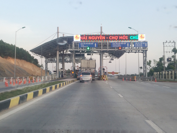 Tài xế có thể đăng ký sử dụng dịch vụ thu phí không dừng của VDTC và dán thẻ ePass ngay tại trạm thu phí Thái Nguyên – Chợ Mới