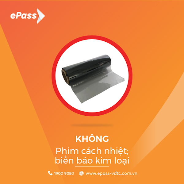 Cần tránh dùng phim cách nhiệt ở chỗ dán thẻ bởi đây là vật cản trở hệ thống của làn thu phí không dừng đọc mã thẻ