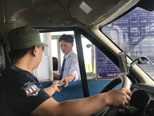Chủ phương tiện cần phải dừng lại tại trạm thu phí để mua vé, trả tiền