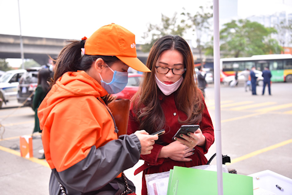 Đăng ký dán thẻ ePass để sử dụng dịch vụ thu phí không dừng VDTC ngay tại điểm giao dịch lưu động của Viettel
