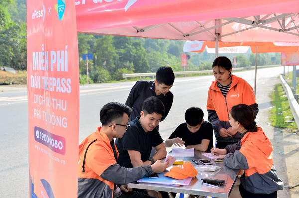 Khách hàng đến quầy giao dịch của trạm thu phí do VDTC quản lý sẽ được hướng dẫn quy trình đăng ký dịch vụ thu phí không dừng