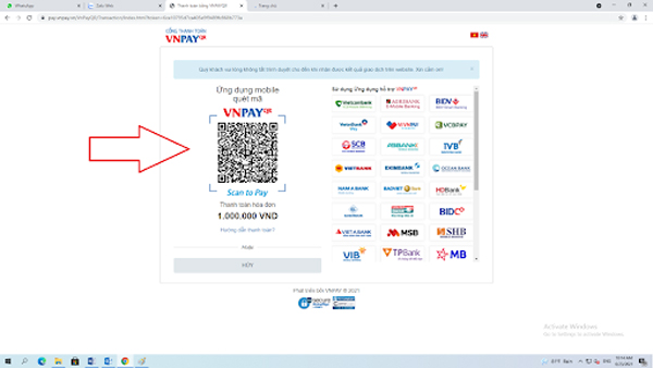 Dùng app Mobile Banking của ngân hàng để quét mã QR