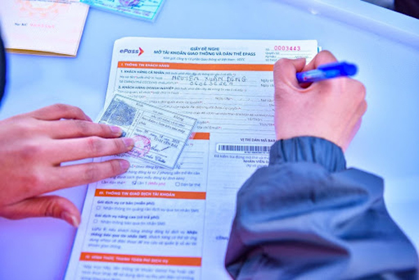 Khách hàng cần chuẩn bị đày đủ các giấy tờ cần thiết và điền thông tin vào biểu mẫu đăng ký để dán thẻ ePass