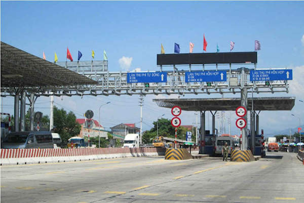 Khi đi qua trạm thu phí Phú Bài, tài xế phải trả mức phí từ 35.000 – 180.000 VNĐ/lượt tùy loại xe