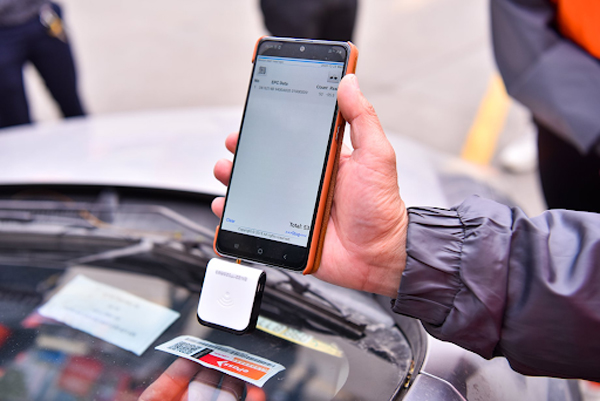 Sử dụng công cụ hỗ trợ trên điện thoại để xác định vị trí dán thẻ ở kính chắn gió