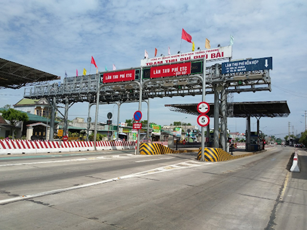 Trạm thu phí Phú Bài đặt tại khu 8, thị trấn Phú bài, huyện Hương Thuỷ, tỉnh Thừa Thiên - Huế