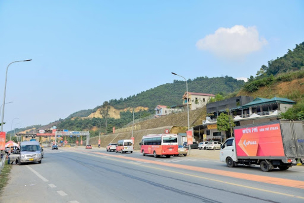 Các loại ô tô con, xe tải là những đối tượng phải trả phí khi đi qua trạm BOT