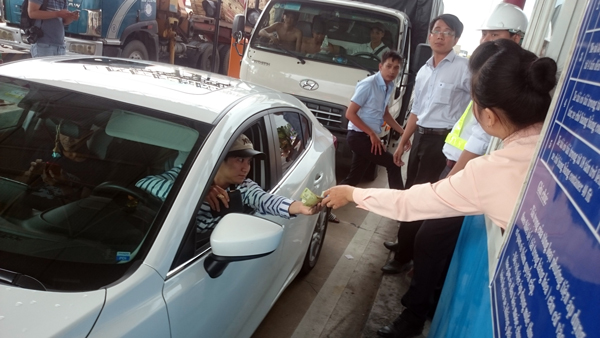 Khi sử dụng thu phí thủ công một dừng, chủ phương tiện cần phải dừng lại ở trạm thu phí để mua vé giấy và trả tiền mặt