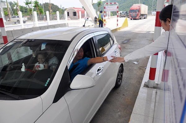 Thu phí thủ công một dừng sử dụng vé giấy và giao dịch trực tiếp giữa chủ phương tiện – nhân viên thu phí tại trạm BOT