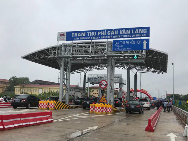 Khi đi qua trạm thu phí cầu Văn Lang, tùy theo phương tiện di chuyển, tài xế cần trả mức phí từ 35.000 – 185.000 VNĐ/lượt