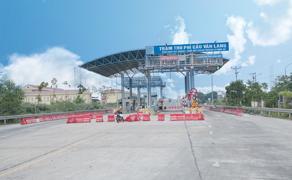 Trạm thu phí cầu Văn Lang nằm ở điểm giao nhau giữa thủ đô Hà Nội với tỉnh Phú Thọ