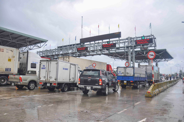 Các xe xếp hàng chờ qua trạm thu phí ninh lộc