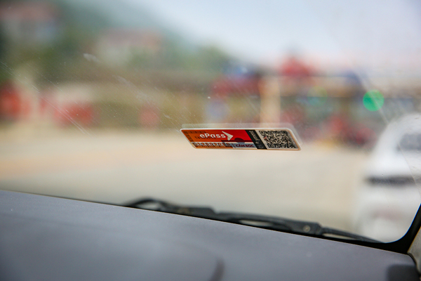 Thẻ Epass được gắn trên kính xe