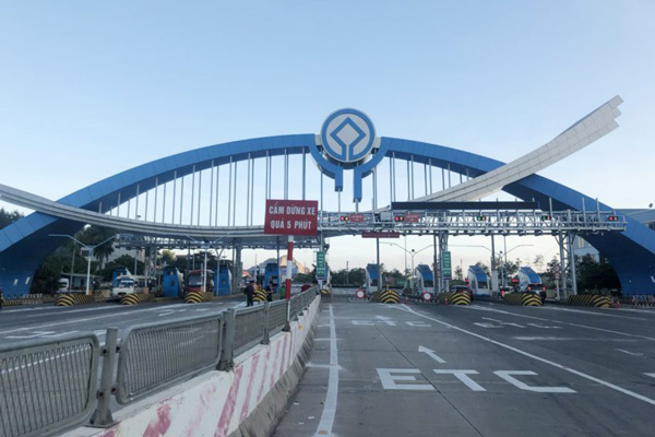 Làn đường ở giữa trạm được thiết kế dành cho thu phí không dừng