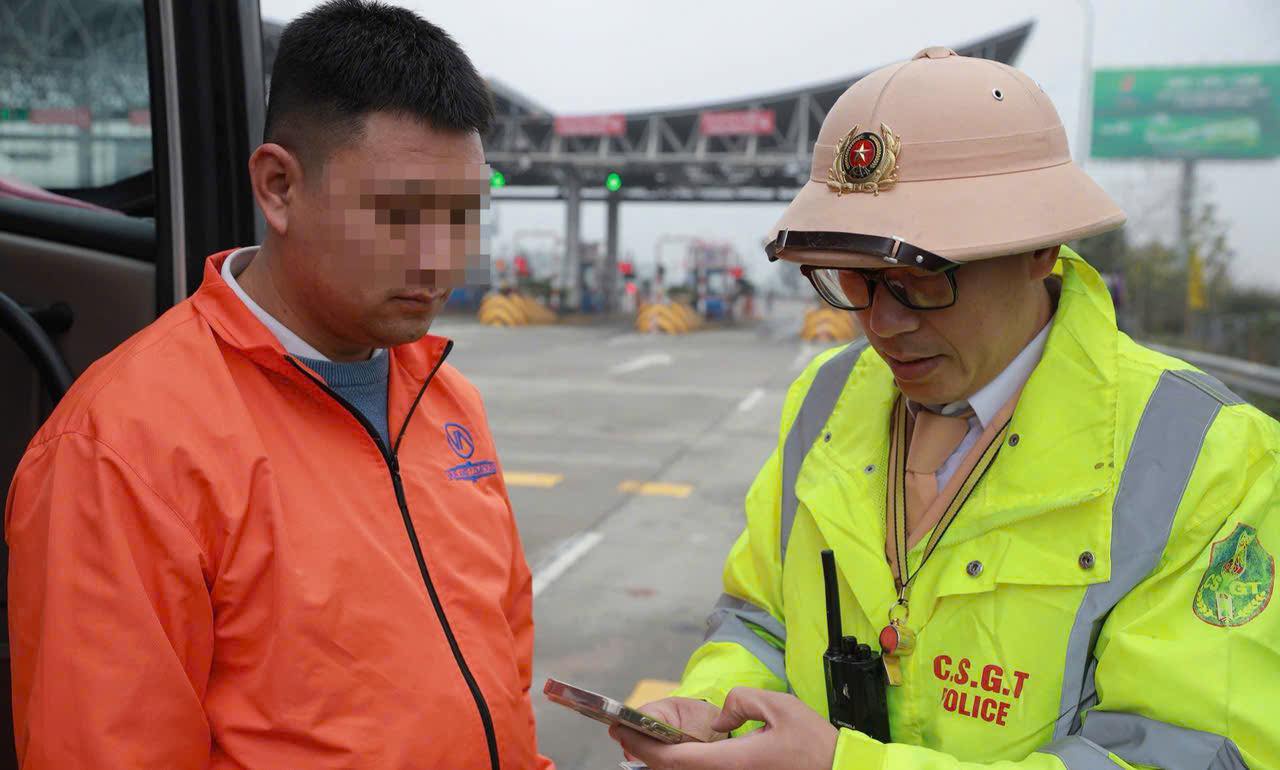 TỔNG KIỂM SOÁT XE KINH DOANH VẬN TẢI HÀNH KHÁCH TRƯỚC KHI ĐI VÀO ĐƯỜNG CAO TỐC