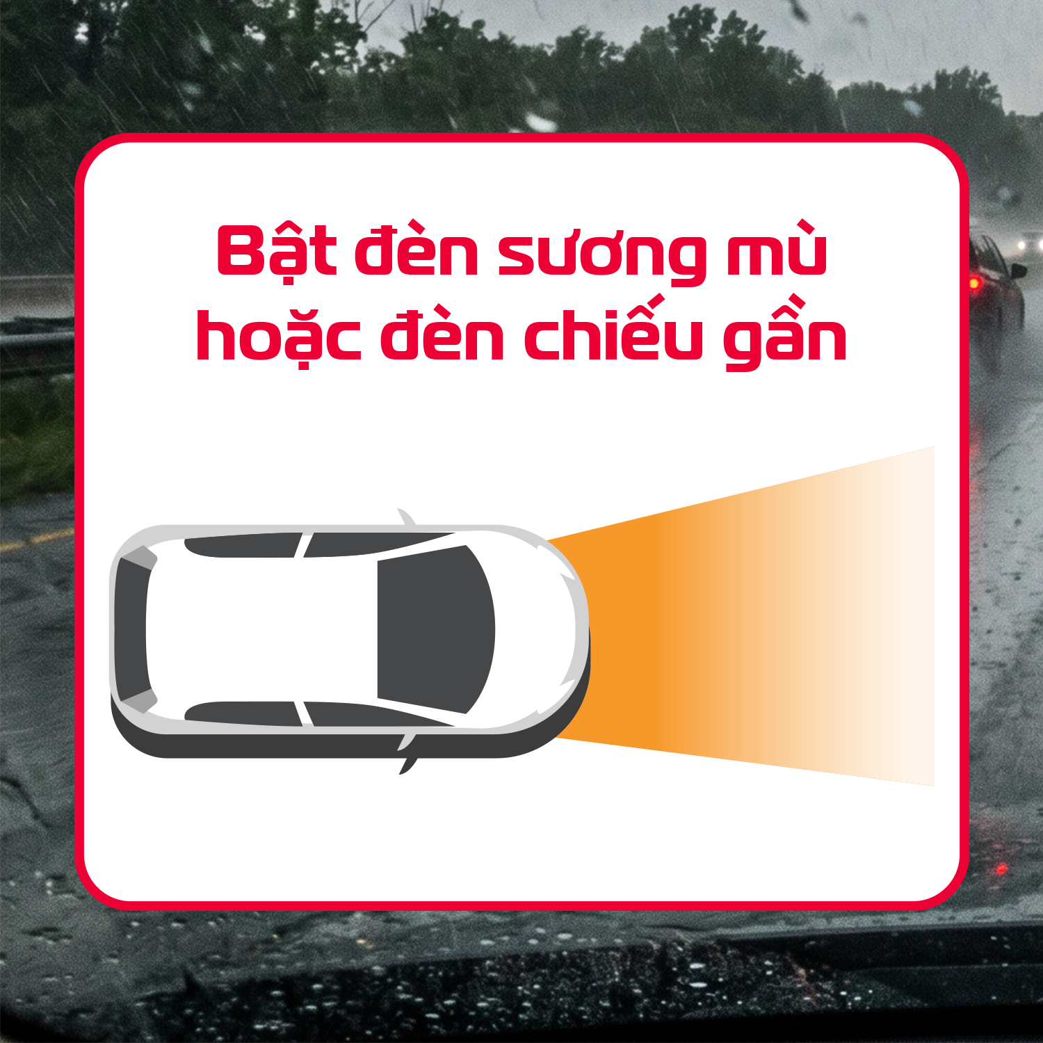 bật đèn sương mù hoặc đèn chiếu gần khi trời mưa